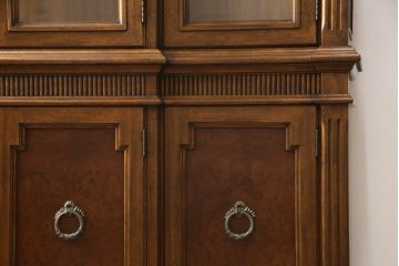 中古　DREXEL HERITAGE(ドレクセルヘリテイジ)　Cameo Classics(キャメオクラシックス)　高級感溢れる佇まいが魅力のチャイナキャビネット(飾り棚、キュリオケース、収納棚、戸棚)(定価約228万円)(R-066362)