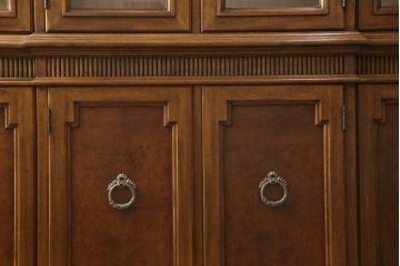 中古　DREXEL HERITAGE(ドレクセルヘリテイジ)　Cameo Classics(キャメオクラシックス)　高級感溢れる佇まいが魅力のチャイナキャビネット(飾り棚、キュリオケース、収納棚、戸棚)(定価約228万円)(R-066362)
