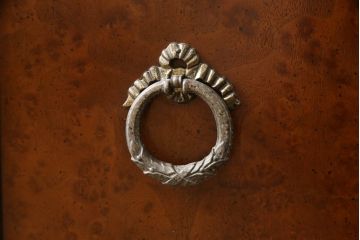 中古　DREXEL HERITAGE(ドレクセルヘリテイジ)　Cameo Classics(キャメオクラシックス)　高級感溢れる佇まいが魅力のチャイナキャビネット(飾り棚、キュリオケース、収納棚、戸棚)(定価約228万円)(R-066362)