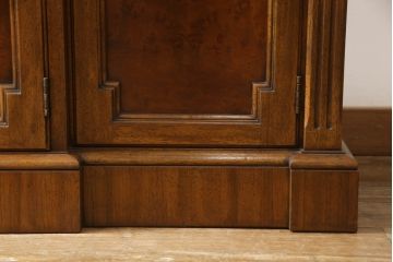 中古　DREXEL HERITAGE(ドレクセルヘリテイジ)　Cameo Classics(キャメオクラシックス)　高級感溢れる佇まいが魅力のチャイナキャビネット(飾り棚、キュリオケース、収納棚、戸棚)(定価約228万円)(R-066362)