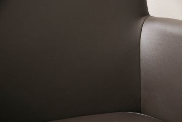 中古　美品　Cassinaixc.(カッシーナイクスシー)　IXC. R&D(イクスシー.R&D)　LINE(ライン)　FX革　スタイリッシュな佇まいが格好良いアームチェアとスツールのセット(ダイニングチェア、椅子、イス、本革、レザー、オットマン、フットスツール)(チェアの定価約12万8千円/スツールの定価約8万円)(R-066368)