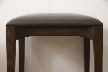 中古　美品　Cassinaixc.(カッシーナイクスシー)　IXC. R&D(イクスシー.R&D)　LINE(ライン)　FX革　スタイリッシュな佇まいが格好良いアームチェアとスツールのセット(ダイニングチェア、椅子、イス、本革、レザー、オットマン、フットスツール)(チェアの定価約12万8千円/スツールの定価約8万円)(R-066368)