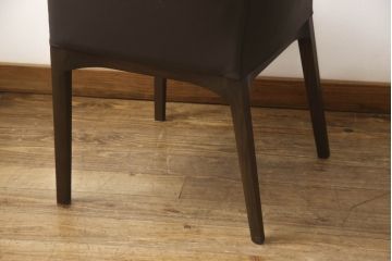 中古　美品　Cassinaixc.(カッシーナイクスシー)　IXC. R&D(イクスシー.R&D)　LINE(ライン)　FX革　スタイリッシュな佇まいが格好良いアームチェアとスツールのセット(ダイニングチェア、椅子、イス、本革、レザー、オットマン、フットスツール)(チェアの定価約12万8千円/スツールの定価約8万円)(R-066368)