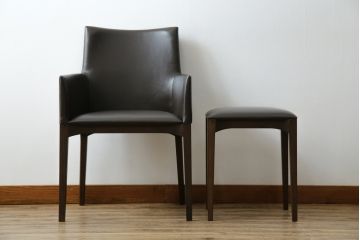 中古　美品　Cassinaixc.(カッシーナイクスシー)　IXC. R&D(イクスシー.R&D)　LINE(ライン)　FX革　スタイリッシュな佇まいが格好良いアームチェアとスツールのセット(ダイニングチェア、椅子、イス、本革、レザー、オットマン、フットスツール)(チェアの定価約12万8千円/スツールの定価約8万円)(R-066369)