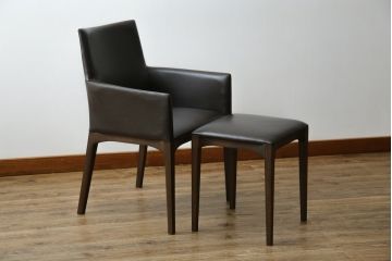 中古　美品　Cassinaixc.(カッシーナイクスシー)　IXC. R&D(イクスシー.R&D)　LINE(ライン)　FX革　スタイリッシュな佇まいが格好良いアームチェアとスツールのセット(ダイニングチェア、椅子、イス、本革、レザー、オットマン、フットスツール)(チェアの定価約12万8千円/スツールの定価約8万円)(R-066369)