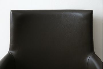 中古　美品　Cassinaixc.(カッシーナイクスシー)　IXC. R&D(イクスシー.R&D)　LINE(ライン)　FX革　スタイリッシュな佇まいが格好良いアームチェアとスツールのセット(ダイニングチェア、椅子、イス、本革、レザー、オットマン、フットスツール)(チェアの定価約12万8千円/スツールの定価約8万円)(R-066369)