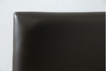 中古　美品　Cassinaixc.(カッシーナイクスシー)　IXC. R&D(イクスシー.R&D)　LINE(ライン)　FX革　スタイリッシュな佇まいが格好良いアームチェアとスツールのセット(ダイニングチェア、椅子、イス、本革、レザー、オットマン、フットスツール)(チェアの定価約12万8千円/スツールの定価約8万円)(R-066369)