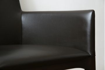 中古　美品　Cassinaixc.(カッシーナイクスシー)　IXC. R&D(イクスシー.R&D)　LINE(ライン)　FX革　スタイリッシュな佇まいが格好良いアームチェアとスツールのセット(ダイニングチェア、椅子、イス、本革、レザー、オットマン、フットスツール)(チェアの定価約12万8千円/スツールの定価約8万円)(R-066369)