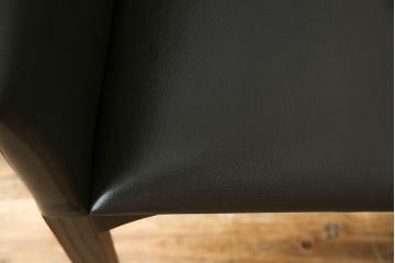 中古　美品　Cassinaixc.(カッシーナイクスシー)　IXC. R&D(イクスシー.R&D)　LINE(ライン)　FX革　スタイリッシュな佇まいが格好良いアームチェアとスツールのセット(ダイニングチェア、椅子、イス、本革、レザー、オットマン、フットスツール)(チェアの定価約12万8千円/スツールの定価約8万円)(R-066369)