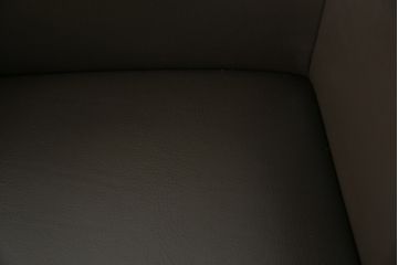中古　美品　Cassinaixc.(カッシーナイクスシー)　IXC. R&D(イクスシー.R&D)　LINE(ライン)　FX革　スタイリッシュな佇まいが格好良いアームチェアとスツールのセット(ダイニングチェア、椅子、イス、本革、レザー、オットマン、フットスツール)(チェアの定価約12万8千円/スツールの定価約8万円)(R-066369)
