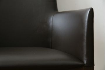 中古　美品　Cassinaixc.(カッシーナイクスシー)　IXC. R&D(イクスシー.R&D)　LINE(ライン)　FX革　スタイリッシュな佇まいが格好良いアームチェアとスツールのセット(ダイニングチェア、椅子、イス、本革、レザー、オットマン、フットスツール)(チェアの定価約12万8千円/スツールの定価約8万円)(R-066369)