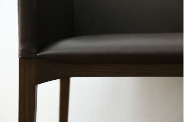 中古　美品　Cassinaixc.(カッシーナイクスシー)　IXC. R&D(イクスシー.R&D)　LINE(ライン)　FX革　スタイリッシュな佇まいが格好良いアームチェアとスツールのセット(ダイニングチェア、椅子、イス、本革、レザー、オットマン、フットスツール)(チェアの定価約12万8千円/スツールの定価約8万円)(R-066369)