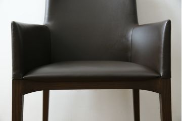 中古　美品　Cassinaixc.(カッシーナイクスシー)　IXC. R&D(イクスシー.R&D)　LINE(ライン)　FX革　スタイリッシュな佇まいが格好良いアームチェアとスツールのセット(ダイニングチェア、椅子、イス、本革、レザー、オットマン、フットスツール)(チェアの定価約12万8千円/スツールの定価約8万円)(R-066369)