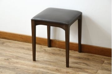 中古　美品　Cassinaixc.(カッシーナイクスシー)　IXC. R&D(イクスシー.R&D)　LINE(ライン)　FX革　スタイリッシュな佇まいが格好良いアームチェアとスツールのセット(ダイニングチェア、椅子、イス、本革、レザー、オットマン、フットスツール)(チェアの定価約12万8千円/スツールの定価約8万円)(R-066369)