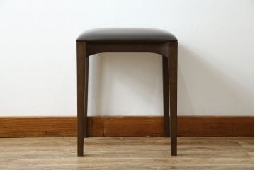 中古　美品　Cassinaixc.(カッシーナイクスシー)　IXC. R&D(イクスシー.R&D)　LINE(ライン)　FX革　スタイリッシュな佇まいが格好良いアームチェアとスツールのセット(ダイニングチェア、椅子、イス、本革、レザー、オットマン、フットスツール)(チェアの定価約12万8千円/スツールの定価約8万円)(R-066369)