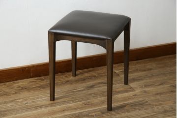 中古　美品　Cassinaixc.(カッシーナイクスシー)　IXC. R&D(イクスシー.R&D)　LINE(ライン)　FX革　スタイリッシュな佇まいが格好良いアームチェアとスツールのセット(ダイニングチェア、椅子、イス、本革、レザー、オットマン、フットスツール)(チェアの定価約12万8千円/スツールの定価約8万円)(R-066369)