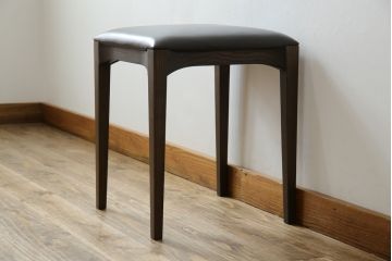 中古　美品　Cassinaixc.(カッシーナイクスシー)　IXC. R&D(イクスシー.R&D)　LINE(ライン)　FX革　スタイリッシュな佇まいが格好良いアームチェアとスツールのセット(ダイニングチェア、椅子、イス、本革、レザー、オットマン、フットスツール)(チェアの定価約12万8千円/スツールの定価約8万円)(R-066369)