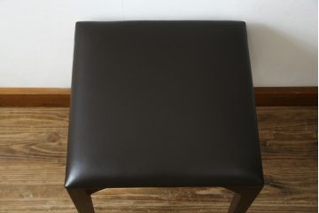 中古　美品　Cassinaixc.(カッシーナイクスシー)　IXC. R&D(イクスシー.R&D)　LINE(ライン)　FX革　スタイリッシュな佇まいが格好良いアームチェアとスツールのセット(ダイニングチェア、椅子、イス、本革、レザー、オットマン、フットスツール)(チェアの定価約12万8千円/スツールの定価約8万円)(R-066369)