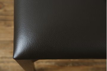 中古　美品　Cassinaixc.(カッシーナイクスシー)　IXC. R&D(イクスシー.R&D)　LINE(ライン)　FX革　スタイリッシュな佇まいが格好良いアームチェアとスツールのセット(ダイニングチェア、椅子、イス、本革、レザー、オットマン、フットスツール)(チェアの定価約12万8千円/スツールの定価約8万円)(R-066369)