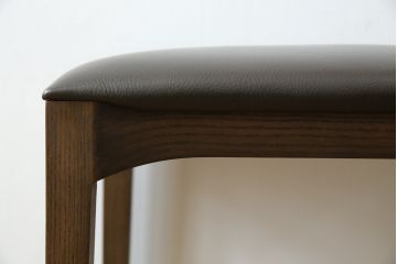 中古　美品　Cassinaixc.(カッシーナイクスシー)　IXC. R&D(イクスシー.R&D)　LINE(ライン)　FX革　スタイリッシュな佇まいが格好良いアームチェアとスツールのセット(ダイニングチェア、椅子、イス、本革、レザー、オットマン、フットスツール)(チェアの定価約12万8千円/スツールの定価約8万円)(R-066369)