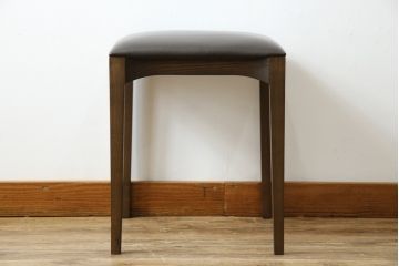 中古　美品　Cassinaixc.(カッシーナイクスシー)　IXC. R&D(イクスシー.R&D)　LINE(ライン)　FX革　スタイリッシュな佇まいが格好良いアームチェアとスツールのセット(ダイニングチェア、椅子、イス、本革、レザー、オットマン、フットスツール)(チェアの定価約12万8千円/スツールの定価約8万円)(R-066369)
