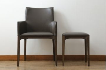 中古　美品　Cassinaixc.(カッシーナイクスシー)　IXC. R&D(イクスシー.R&D)　LINE(ライン)　FX革　スタイリッシュな佇まいが格好良いアームチェアとスツールのセット(ダイニングチェア、椅子、イス、本革、レザー、オットマン、フットスツール)(チェアの定価約12万8千円/スツールの定価約8万円)(R-066370)