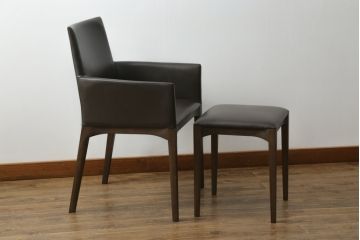 中古　美品　Cassinaixc.(カッシーナイクスシー)　IXC. R&D(イクスシー.R&D)　LINE(ライン)　FX革　スタイリッシュな佇まいが格好良いアームチェアとスツールのセット(ダイニングチェア、椅子、イス、本革、レザー、オットマン、フットスツール)(チェアの定価約12万8千円/スツールの定価約8万円)(R-066370)