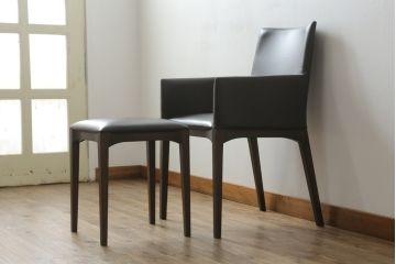 中古　美品　Cassinaixc.(カッシーナイクスシー)　IXC. R&D(イクスシー.R&D)　LINE(ライン)　FX革　スタイリッシュな佇まいが格好良いアームチェアとスツールのセット(ダイニングチェア、椅子、イス、本革、レザー、オットマン、フットスツール)(チェアの定価約12万8千円/スツールの定価約8万円)(R-066370)