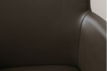 中古　美品　Cassinaixc.(カッシーナイクスシー)　IXC. R&D(イクスシー.R&D)　LINE(ライン)　FX革　スタイリッシュな佇まいが格好良いアームチェアとスツールのセット(ダイニングチェア、椅子、イス、本革、レザー、オットマン、フットスツール)(チェアの定価約12万8千円/スツールの定価約8万円)(R-066370)