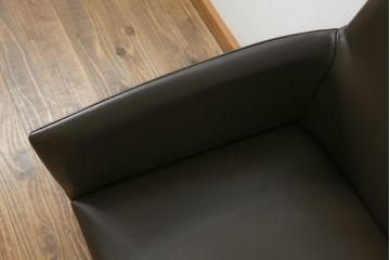 中古　美品　Cassinaixc.(カッシーナイクスシー)　IXC. R&D(イクスシー.R&D)　LINE(ライン)　FX革　スタイリッシュな佇まいが格好良いアームチェアとスツールのセット(ダイニングチェア、椅子、イス、本革、レザー、オットマン、フットスツール)(チェアの定価約12万8千円/スツールの定価約8万円)(R-066370)