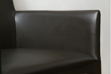 中古　美品　Cassinaixc.(カッシーナイクスシー)　IXC. R&D(イクスシー.R&D)　LINE(ライン)　FX革　スタイリッシュな佇まいが格好良いアームチェアとスツールのセット(ダイニングチェア、椅子、イス、本革、レザー、オットマン、フットスツール)(チェアの定価約12万8千円/スツールの定価約8万円)(R-066370)