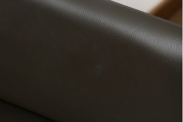 中古　美品　Cassinaixc.(カッシーナイクスシー)　IXC. R&D(イクスシー.R&D)　LINE(ライン)　FX革　スタイリッシュな佇まいが格好良いアームチェアとスツールのセット(ダイニングチェア、椅子、イス、本革、レザー、オットマン、フットスツール)(チェアの定価約12万8千円/スツールの定価約8万円)(R-066370)