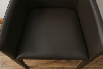 中古　美品　Cassinaixc.(カッシーナイクスシー)　IXC. R&D(イクスシー.R&D)　LINE(ライン)　FX革　スタイリッシュな佇まいが格好良いアームチェアとスツールのセット(ダイニングチェア、椅子、イス、本革、レザー、オットマン、フットスツール)(チェアの定価約12万8千円/スツールの定価約8万円)(R-066370)