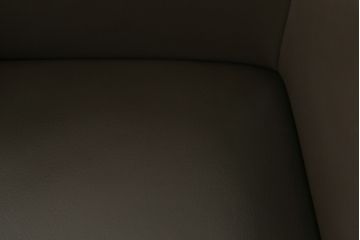 中古　美品　Cassinaixc.(カッシーナイクスシー)　IXC. R&D(イクスシー.R&D)　LINE(ライン)　FX革　スタイリッシュな佇まいが格好良いアームチェアとスツールのセット(ダイニングチェア、椅子、イス、本革、レザー、オットマン、フットスツール)(チェアの定価約12万8千円/スツールの定価約8万円)(R-066370)