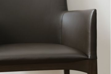 中古　美品　Cassinaixc.(カッシーナイクスシー)　IXC. R&D(イクスシー.R&D)　LINE(ライン)　FX革　スタイリッシュな佇まいが格好良いアームチェアとスツールのセット(ダイニングチェア、椅子、イス、本革、レザー、オットマン、フットスツール)(チェアの定価約12万8千円/スツールの定価約8万円)(R-066370)
