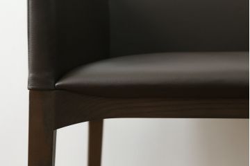 中古　美品　Cassinaixc.(カッシーナイクスシー)　IXC. R&D(イクスシー.R&D)　LINE(ライン)　FX革　スタイリッシュな佇まいが格好良いアームチェアとスツールのセット(ダイニングチェア、椅子、イス、本革、レザー、オットマン、フットスツール)(チェアの定価約12万8千円/スツールの定価約8万円)(R-066370)