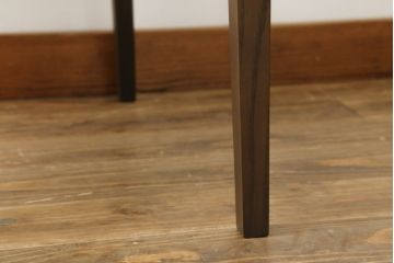 中古　美品　Cassinaixc.(カッシーナイクスシー)　IXC. R&D(イクスシー.R&D)　LINE(ライン)　FX革　スタイリッシュな佇まいが格好良いアームチェアとスツールのセット(ダイニングチェア、椅子、イス、本革、レザー、オットマン、フットスツール)(チェアの定価約12万8千円/スツールの定価約8万円)(R-066370)