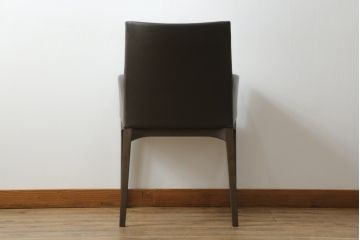 中古　美品　Cassinaixc.(カッシーナイクスシー)　IXC. R&D(イクスシー.R&D)　LINE(ライン)　FX革　スタイリッシュな佇まいが格好良いアームチェアとスツールのセット(ダイニングチェア、椅子、イス、本革、レザー、オットマン、フットスツール)(チェアの定価約12万8千円/スツールの定価約8万円)(R-066370)