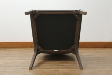 中古　美品　Cassinaixc.(カッシーナイクスシー)　IXC. R&D(イクスシー.R&D)　LINE(ライン)　FX革　スタイリッシュな佇まいが格好良いアームチェアとスツールのセット(ダイニングチェア、椅子、イス、本革、レザー、オットマン、フットスツール)(チェアの定価約12万8千円/スツールの定価約8万円)(R-066370)