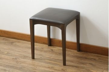 中古　美品　Cassinaixc.(カッシーナイクスシー)　IXC. R&D(イクスシー.R&D)　LINE(ライン)　FX革　スタイリッシュな佇まいが格好良いアームチェアとスツールのセット(ダイニングチェア、椅子、イス、本革、レザー、オットマン、フットスツール)(チェアの定価約12万8千円/スツールの定価約8万円)(R-066370)
