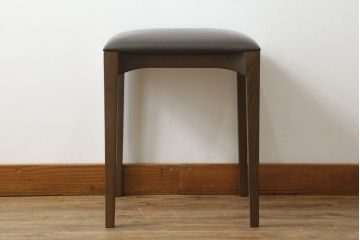 中古　美品　Cassinaixc.(カッシーナイクスシー)　IXC. R&D(イクスシー.R&D)　LINE(ライン)　FX革　スタイリッシュな佇まいが格好良いアームチェアとスツールのセット(ダイニングチェア、椅子、イス、本革、レザー、オットマン、フットスツール)(チェアの定価約12万8千円/スツールの定価約8万円)(R-066370)