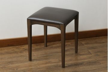 中古　美品　Cassinaixc.(カッシーナイクスシー)　IXC. R&D(イクスシー.R&D)　LINE(ライン)　FX革　スタイリッシュな佇まいが格好良いアームチェアとスツールのセット(ダイニングチェア、椅子、イス、本革、レザー、オットマン、フットスツール)(チェアの定価約12万8千円/スツールの定価約8万円)(R-066370)