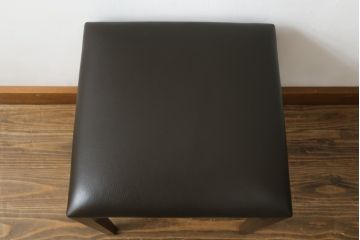 中古　美品　Cassinaixc.(カッシーナイクスシー)　IXC. R&D(イクスシー.R&D)　LINE(ライン)　FX革　スタイリッシュな佇まいが格好良いアームチェアとスツールのセット(ダイニングチェア、椅子、イス、本革、レザー、オットマン、フットスツール)(チェアの定価約12万8千円/スツールの定価約8万円)(R-066370)