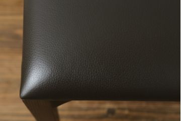 中古　美品　Cassinaixc.(カッシーナイクスシー)　IXC. R&D(イクスシー.R&D)　LINE(ライン)　FX革　スタイリッシュな佇まいが格好良いアームチェアとスツールのセット(ダイニングチェア、椅子、イス、本革、レザー、オットマン、フットスツール)(チェアの定価約12万8千円/スツールの定価約8万円)(R-066370)