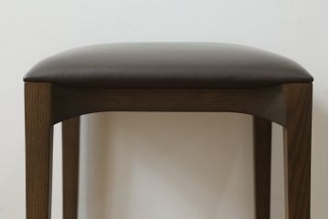 中古　美品　Cassinaixc.(カッシーナイクスシー)　IXC. R&D(イクスシー.R&D)　LINE(ライン)　FX革　スタイリッシュな佇まいが格好良いアームチェアとスツールのセット(ダイニングチェア、椅子、イス、本革、レザー、オットマン、フットスツール)(チェアの定価約12万8千円/スツールの定価約8万円)(R-066370)