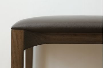 中古　美品　Cassinaixc.(カッシーナイクスシー)　IXC. R&D(イクスシー.R&D)　LINE(ライン)　FX革　スタイリッシュな佇まいが格好良いアームチェアとスツールのセット(ダイニングチェア、椅子、イス、本革、レザー、オットマン、フットスツール)(チェアの定価約12万8千円/スツールの定価約8万円)(R-066370)