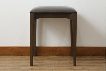 中古　美品　Cassinaixc.(カッシーナイクスシー)　IXC. R&D(イクスシー.R&D)　LINE(ライン)　FX革　スタイリッシュな佇まいが格好良いアームチェアとスツールのセット(ダイニングチェア、椅子、イス、本革、レザー、オットマン、フットスツール)(チェアの定価約12万8千円/スツールの定価約8万円)(R-066370)