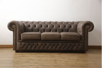 中古　イギリスハンドメイド家具　DISTINCTIVE CHESTERFIELDS(ディスティンクティブ・チェスターフィールド)　本革(レザー)　上質な空間づくりに取り入れたいチェスターフィールドソファ(3人掛け、三人掛け、英国)(R-066371)