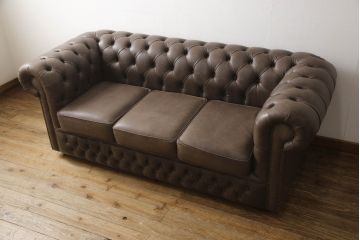 中古　イギリスハンドメイド家具　DISTINCTIVE CHESTERFIELDS(ディスティンクティブ・チェスターフィールド)　本革(レザー)　上質な空間づくりに取り入れたいチェスターフィールドソファ(3人掛け、三人掛け、英国)(R-066371)