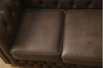 中古　イギリスハンドメイド家具　DISTINCTIVE CHESTERFIELDS(ディスティンクティブ・チェスターフィールド)　本革(レザー)　上質な空間づくりに取り入れたいチェスターフィールドソファ(3人掛け、三人掛け、英国)(R-066371)